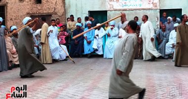 "التحطيب" من التراث الفرعونى على جدران معبد الكرنك حتى حلقات المبارزة.. اللعبة الأشهر فى الصعيد تحكمها قواعد الأدب واحترام المنافس.. واليونسكو أدرجتها 2016 كتراث ثقافى عالمى.. فيديو وصور