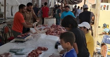 متطوعون يواصلون توزيع لحوم الأضاحى على المستحقين مجانا بشمال سيناء.. صور