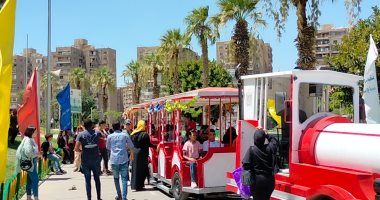 حدائق القاهرة مزدحمة بالزوار فى ثان أيام عيد الأضحى.. الحديقة الدولية والفسطاط الأكثر إقبالا.. وهيئة النظافة تدفع بفرق لغسل الشوارع والأرصفة.. وإقبال المواطنين يتزايد مع درجات انخفاض الحرارة.. صور