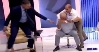 فيديو.. عراك عنيف على الهواء مباشرة بين مسؤولين بمولدوفا 
