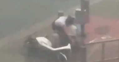 أم تحول جسدها لدرع لحماية ابنتها من الرياح العاتية فى الصين.. فيديو وصور