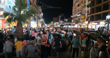 عيش أجواء وبهجة عيد الأضحى على كورنيش مطروح ليلا.. فيديو لايف