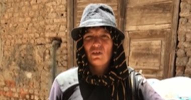 زوجها اتوفى وساب لها 6 أولاد.. أم شيماء تكافح وتبيع الأنابيب بالكارو بالمنوفية "فيديو"