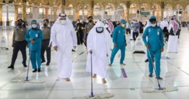 السديس يشارك فى تنظيف صحن المطاف بالكعبة للحجاج.. صور