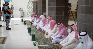 ضيوف الرحمن يؤدون صلاة الجمعة فى المسجد الحرام وسط الإجراءات الاحترازية.. صور
