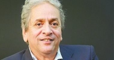 عمر عبدالعزيز يرافق جثمان على عبد الخالق بالمستشفى ويعلن انتهاء إجراءات الدفن