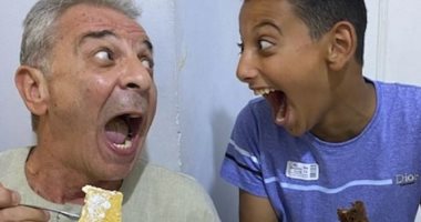 "بياكلوا جاتو" محمود حميدة يحتفل بعيد ميلاد ابن شقيقه الراحل بصورة طريفة