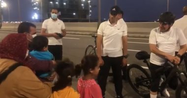 الرئيس السيسي لـ"رب أسرة" فى العلمين: الإيد الشقيانة فيها البركة.. فيديو