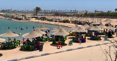 شاهد الإقبال الكبير من المواطنين على شاطئ النادى الاجتماعى بالغردقة
