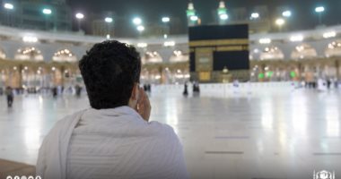 حكايتهم × صور.. لقطات توثق دعوات ضيوف بيت الله الحرام أثناء أداء الحج