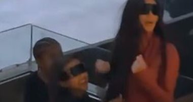 كيم كارداشيان تدعم كاني ويست فى حفله رغم انفصالهما وينهار بالبكاء.. فيديو وصور