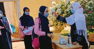 تباين آراء طلاب الثانوية العامة بالوادى الجديد حول صعوبة امتحان الفيزياء