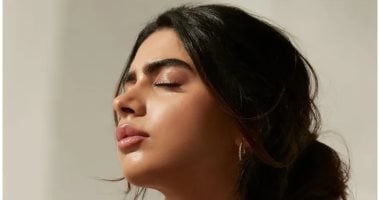 على طريقة المشاهير.. اعرفى إزاى تعملى مكياج طبيعى لامع × 10 خطوات سهلة