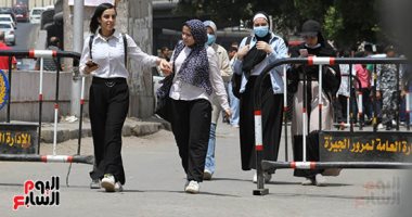 "فيزياء الثانوية العامة" امتحان متوسط وطويل.. طلاب علمى يشكون من الوقت: غير كافٍ.. "التعليم" تضبط 20 حالة غش وتتخذ الإجراء القانوني ضد الطالب مصور الاختبار.. ووفاة طالبة بالمنوفية إثر هبوط حاد بالدورة الدموية