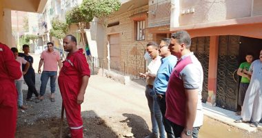 السيطرة على تسرب بخط غاز في شارع الشئون بمدينة منوف.. صور 