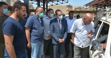 نائب محافظ سوهاج يتفقد عددا من المواقف ويتابع التزام السائقين بتعريفة الركوب