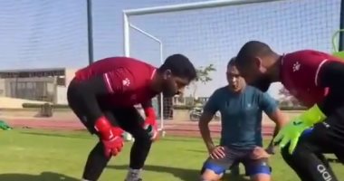 عصام الحضري يدرب حراس سيراميكا على سرعة رد الفعل.. فيديو