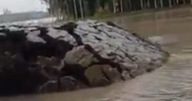 ظهور قطعة أرض يابسة فجأة داخل مسطح مائي وسط ذهول المارة... فيديو