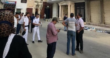 إخلاء عقار مائل بحى الجمرك بالإسكندرية من السكان.. صور