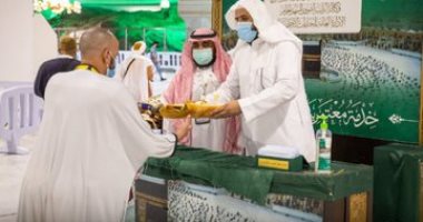 "سجادات صلاة ومصاحف" رئاسة الحرمين تودع حجاج بيت الله الحرام بالهدايا.. صور