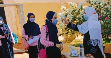 توافد طلاب الثانوية على لجان امتحان الفيزياء بالوادى الجديد وسط إجراءات احترازية