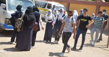 طلاب الثانوية العامة يعودون للجان بامتحانات الفيزياء عقب إجازة عيد الأضحى.. تواجد أمنى مكثف وتوفير كمامات وكحول وإجراءات احترازية مشددة.. توزيع زجاجات مياه معدنية بأسوان بسبب الطقس الحار.. فيديو