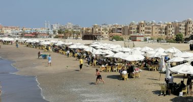 إقبال كبير على شاطئ بورسعيد.. وهذه أسعار ليالى المصيف.. فيديو وصور