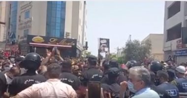 تظاهرات مناهضة للحكومة وحركة النهضة بتونس.. المئات يحتجون بمحيط البرلمان.. ومطالب بحل مجلس النواب وتشكيل حكومة جديدة ورحيل الغنوشى بتهمة سرقة أحلام الشباب.. وتصعيد يصل لاقتحام مقار الحركة الإخوانية.. فيديو وصور