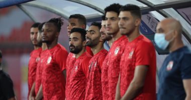 لاعبو الإنتاج ينظمون ممرا شرفيا للأهلي قبل انطلاق مباراة الفريقين.. فيديو
