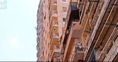 مقاول الهدم يتسلم عقار الأنفوشى المائل بالإسكندرية