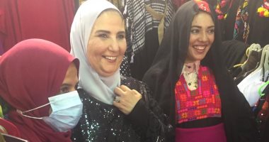 نيفين القباج تراقب مبيعات معرض ديارنا وتأخذ رأى الزائرين عن المنتجات
