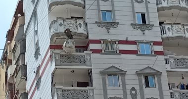 سكان عقار الأنفوشى المائل: مؤجر محلات بالدور الأرضى أزال حوائط فحدث الميل