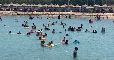 إقبال كبير من المواطنين على شواطئ الغردقة وتكثيف المنقذين.. فيديو وصور