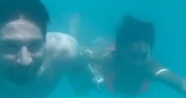 "حق الكبير يدلع" ميسى في جولة غطس تحت الماء مع زوجته بعطلته الصيفية.. فيديو