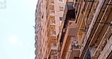 قطع المرافق عن عقار الأنفوشى المائل المكون من 17 طابقا تمهيدا لإزالته.. فيديو