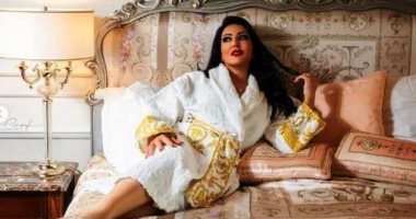 سمية الخشاب تثير الجدل من جديد والسبب روب أبيض.. صور