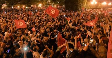 ليلة عرس تونس الخضراء.. الشعب التونسى يعلن الخلاص من الإخوان بالزغاريد والألعاب النارية.. تونسيون لـ"اليوم السابع": قرارات قيس سعيد طال انتظارها.. ويؤكدون: أنقذتنا من وضع كارثى.. وناشط سياسى يكشف عن لقاء مرتقب