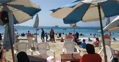 المصطافون يتوافدون بأعداد كبيرة للاستمتاع بشواطئ مطروح.. فيديو