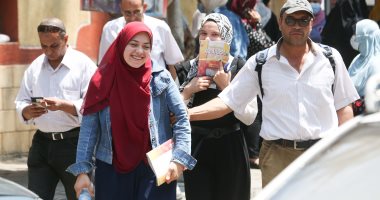 ماراثون امتحانات الثانوية العامة.. الإنجليزى يرسم البسمة على وجوه الطلاب