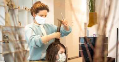 الصالون الأخضر.. حملة بريطانية لتنظيف بقع التلوث النفطى البحرية بـ"الشعر"
