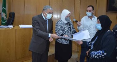 محافظ المنيا يسلم 124 مشروعا تنمويا للمرأة المعيلة والشباب.. صور