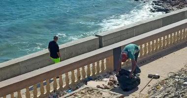 حملات مكثفة لرفع المخلفات وتنظيف شوارع محافظة مطروح.. صور