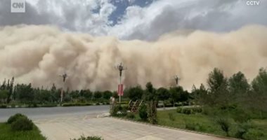 ولا فى الأفلام.. عاصفة رملية بارتفاع 300 متر تبتلع مدينة صينية.. فيديو وصور