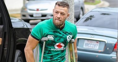 ظهور بطل UFC كونور ماكجريجور بالعكاز بعد كسر ساقه فى خسارته الأخيرة.. صور
