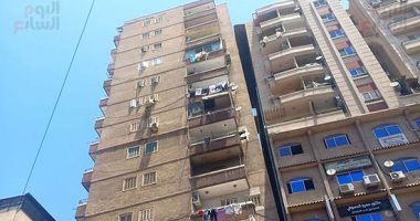 مشهد مرعب.. عمارة ضخمة جديدة تميل فى الإسكندرية.. فيديو وصور