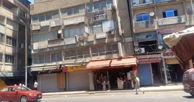 تصاعد أزمة العقارات المائلة بالإسكندرية.. هدم الأجزاء الخارجية بعقار فى الأنفوشى المائل.. المبنى مكون من 19 طابقا وزاوية الميل تصل إلى 25 سم.. وعقار ثان بمنطقة الساعة ينتظر قرار اللجنة الهندسية.. صور وفيديو