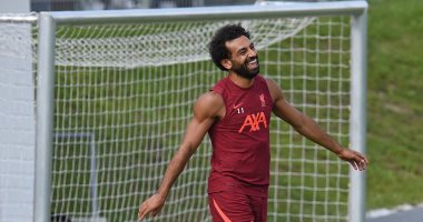 ضحك ولعب وجد.. ابتسامة وجدية محمد صلاح فى تدريبات ليفربول بمعسكر النمسا "صور"
