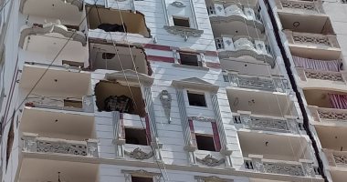 هدم الأجزاء الخارجية لعقار الأنفوشى المائل بالإسكندرية.. البدء فى إزالة 10 أدوار كاملة لإيقاف الميل.. والنيابة تحقق مع المالك وفى انتظار المعاينة.. والأهالى: الثلاجات المستأجرة فى الطابق الأرضى السبب ..صور