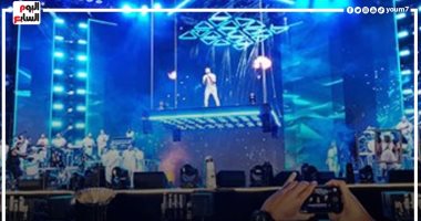 حضور فضائى ورقص من غير رأس.. شاهد كواليس حفل تامر حسني بالعلمين
