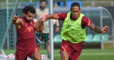 مين يكسب؟.. صراع قوي بين محمد صلاح وفان دايك فى تدريبات ليفربول "فيديو"
